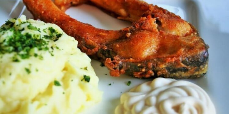 fried carp with red pepper and garlic