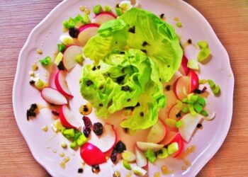 Lettuce with Radish and Sweet Chili