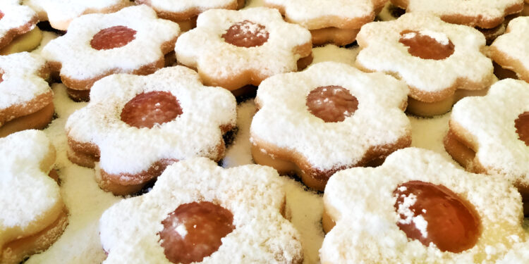 Linzer Cookies With Apricot Jam