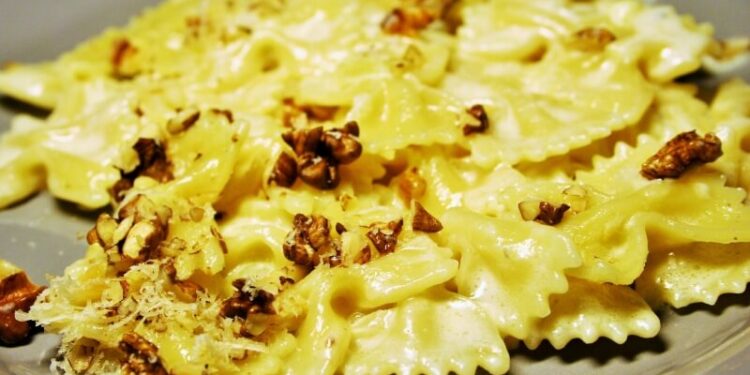 Pasta with Gorgonzola and Walnut