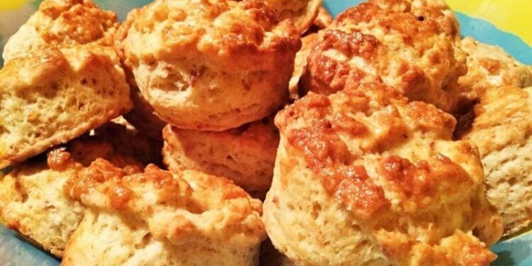 scone with pork crackling tepertős pogácsa