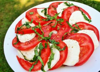 Tomato Mozzarella Salad (Insalata Caprese)